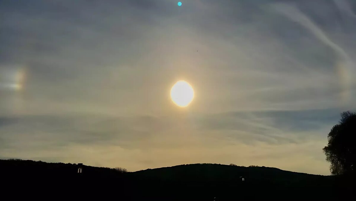     В социальных сетях ставропольцы активно делятся фотоснимками гало и комментируют природное явление.