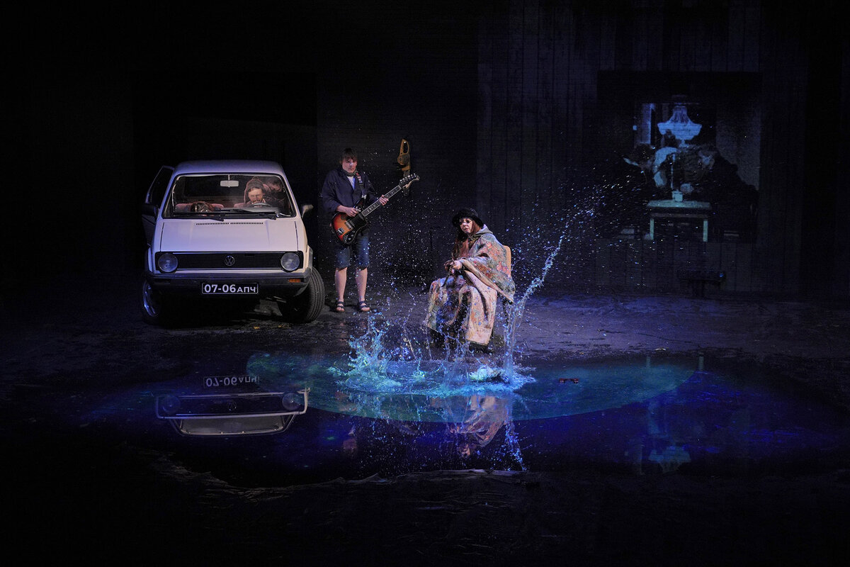       Сцена из спектакля «Вишневый сад» Фото: Алексей Бычков / пресс-служба Воронежского камерного театра