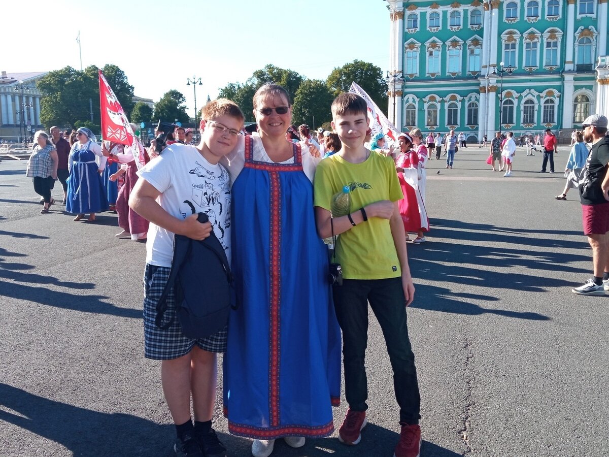 Автор (в центре) хоть и любит все русское, но уважает другие нации и страны.