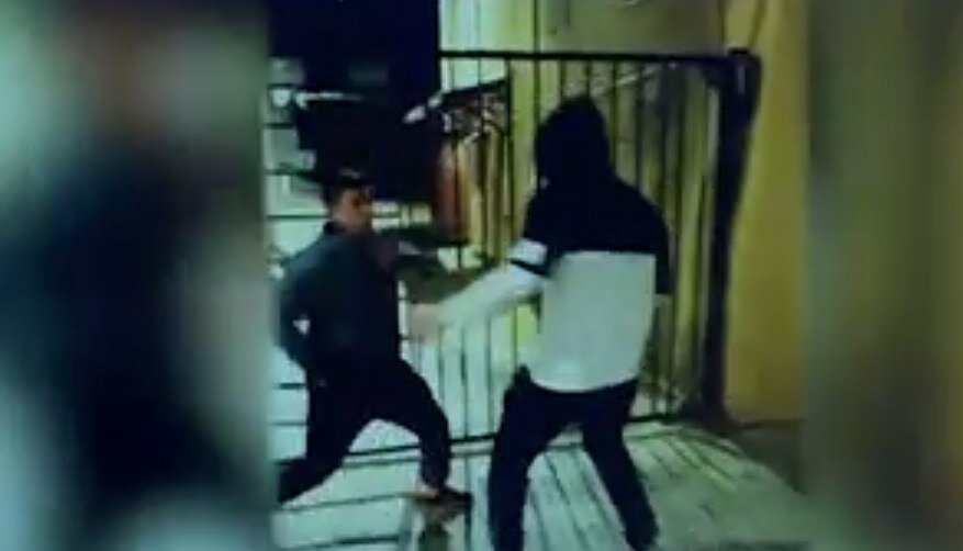 Абу бандит перед зеркалом. Чеченские абу бандиты. Бандиты избивают полицейских ари. Абу бандит избил инвалида. Абу бандит избил инвалида.