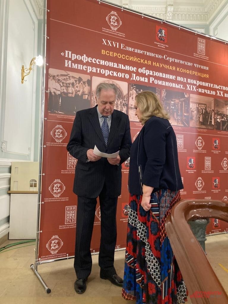    И.о. ректора Московской государственной консерватории имени П. И. Чайковского Александр Соколов и председатель Наблюдательного Совета Фонда содействия возрождению традиций милосердия и благотворительности «Елисаветинско-Сергиевское просветительское общество» Анна Громова. Фото:  АиФ/ Елена Садкова