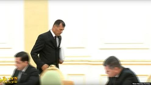 Довранберди Аннабердиев поспешно покидает зал заседаний сразу после увольнения. Фото с сайта azathabar.com