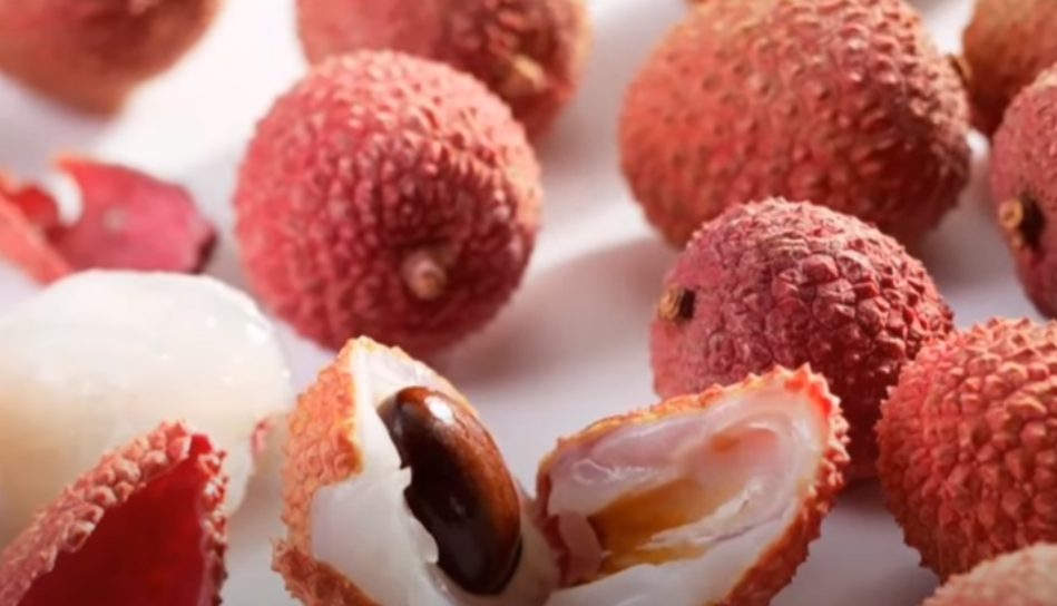 Личи и лонган. Личи витамины. Личи переспелый. Рамбутан косточка. Фрукт личи испорченный.