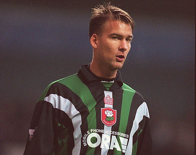 Еще громче он орал, когда Маркус Мюнх сравнял счет в последней игре чемпионата, против «Кайзерслаутерна», и спас «Байер» от вылета: если бы команда плюхнулась во вторую лигу, контракт Лезе не вступил бы в силу. Ларс наслаждался статусом игрока «Байера»: на предсезонной вечеринке в кельнском ресторане «Мака Ронни» он заигрывал с Уши, женой нового тренера Кристофа Даума, а после, увидев, что фанаты «Кельна» прокололи ему колесо, призвал лидера «Байера» Ульфа Кирстена поскорее установить новое: «Давай-давай! Как в пит-стопе Формулы-1 – засекаю время». Ларс тренировался с одной из лучших команд Германии (финишировали с Даумом в двух очках от чемпиона), но играл в той же лиге, что и раньше – только не за «Пройссен», а за дубль «Байера».