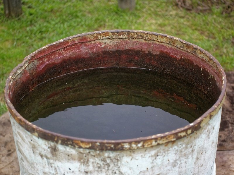 Железная вода. Бочка для воды. Бочка для воды железная. Ржавая бочка с водой. Металлическая бочка на участке.