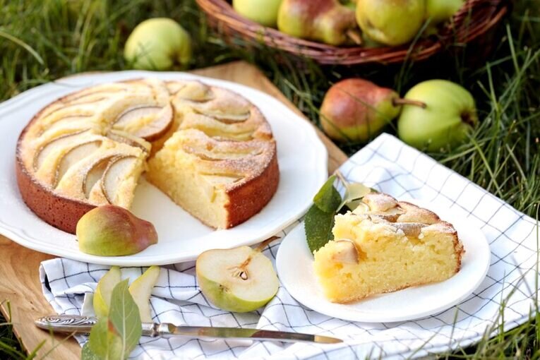 Шарлотка с яблоками на кефире - классический рецепт с пошаговыми фото