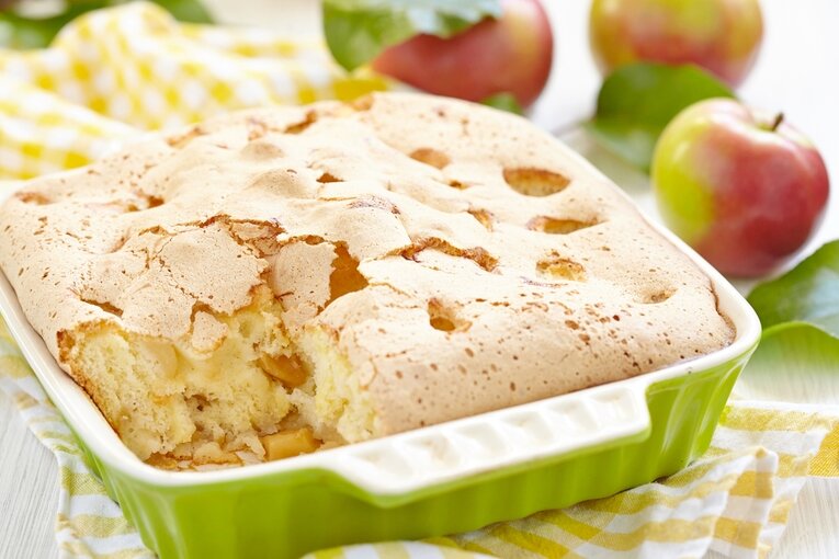 Фото: Пышная шарлотка с яблоками на кефире