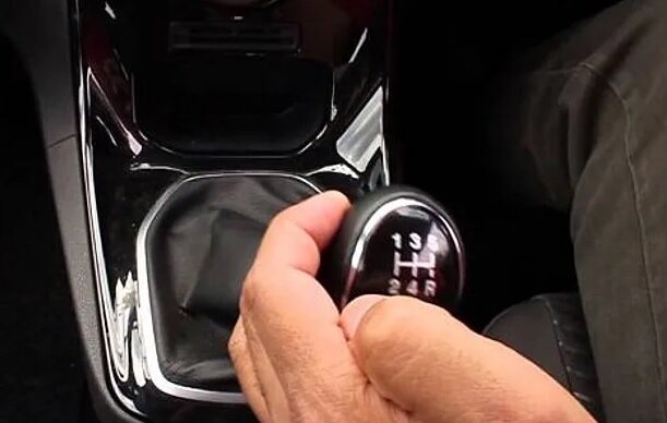 Установка авто на передачу при его стоянке - популярный способ, которым пользуются россияне.