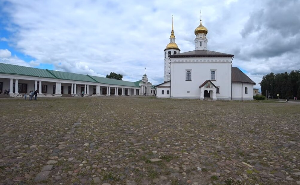 С зубчатой стены какого здания прыгали Жорж Милославский и управдом Бунша?  Где находится памятник, который «нельзя посадить»? Улицы каких городов «сыграли» московские улицы?-7