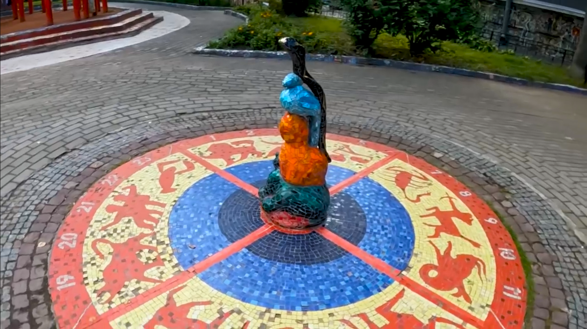 На фото: Солнечные часы в Мозаичном дворике. Чайковского 2/7, Санкт-Петербург.