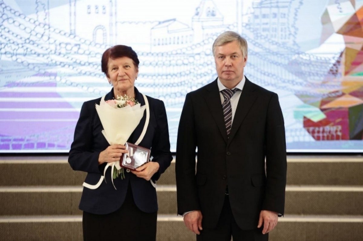    Губернатор Ульяновской области вручил награды трём медицинским работникам