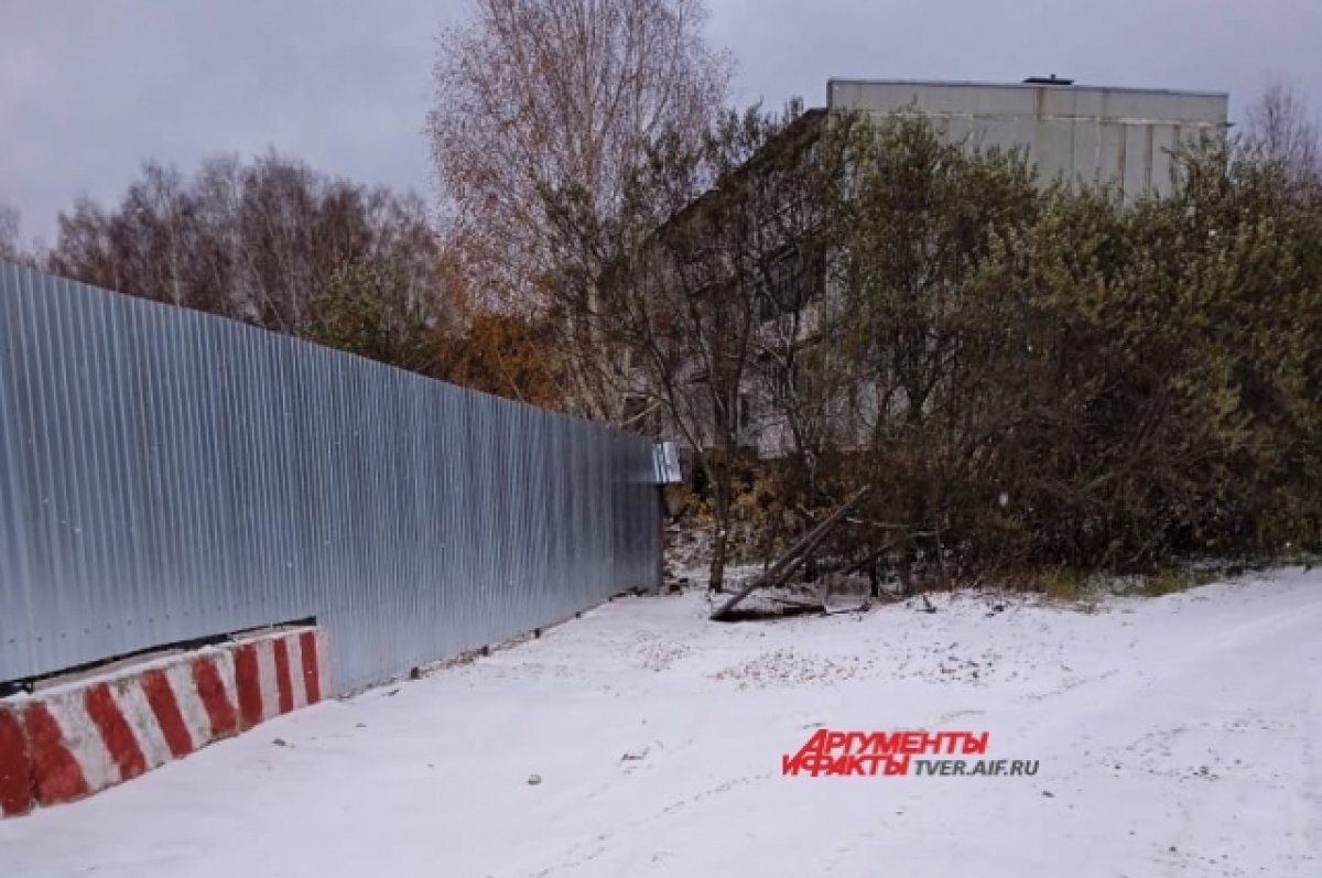    Жители деревни под Тверью сообщают о заборе, отрезавшем их от берега Волги