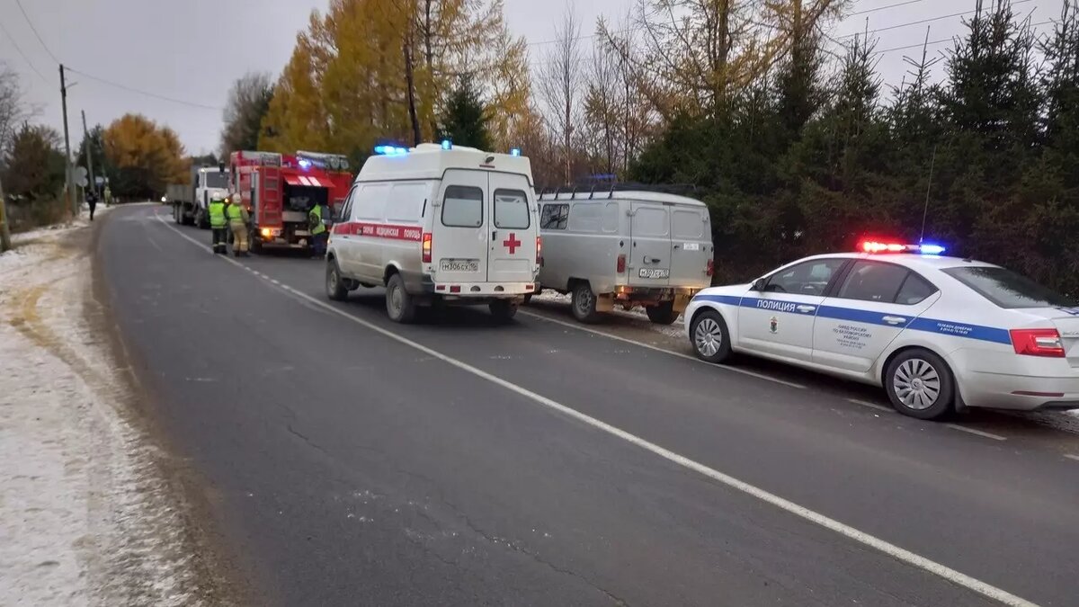     На место происшествия выезжали спасательные службы района: в результате пострадали люди.