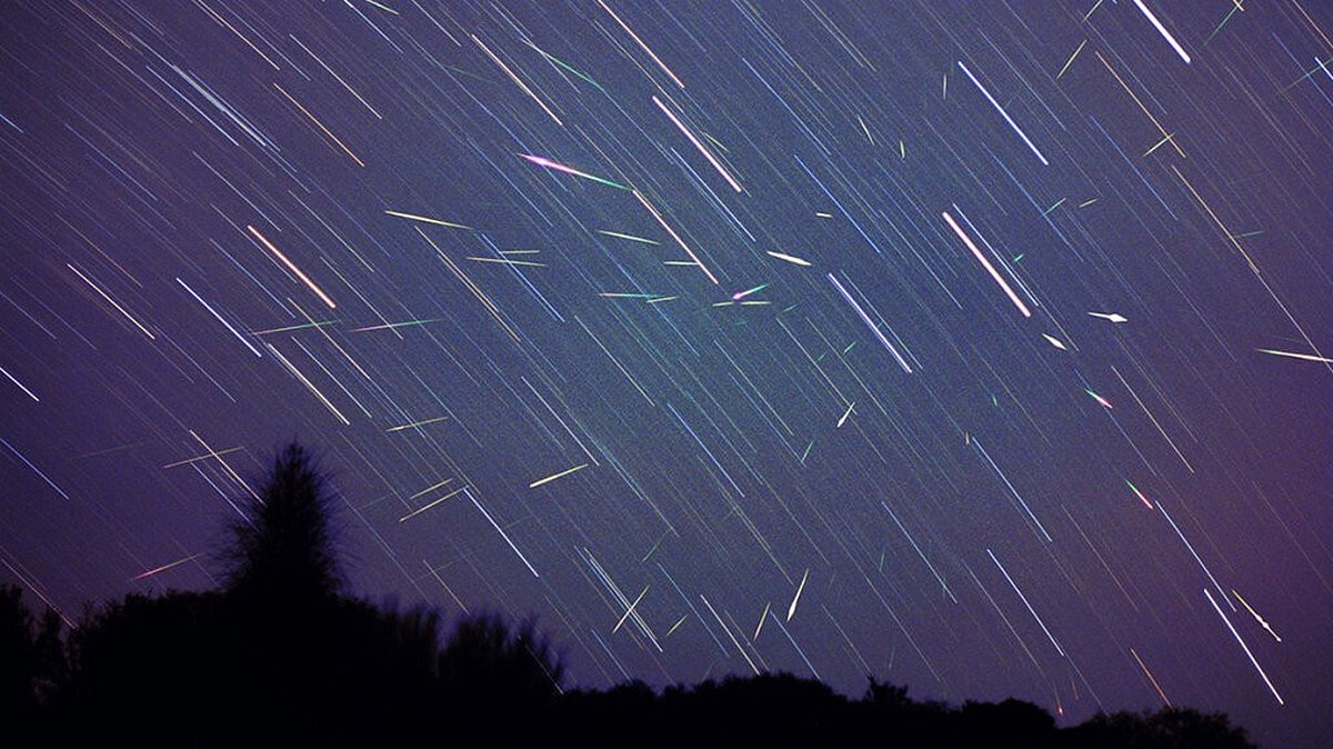Этот синий звездопад освещает горизонт. Метеорный поток Леониды. Леониды метеорный поток 2020. Леониды метеорный поток 2021. Метеоритный дождь Леониды.