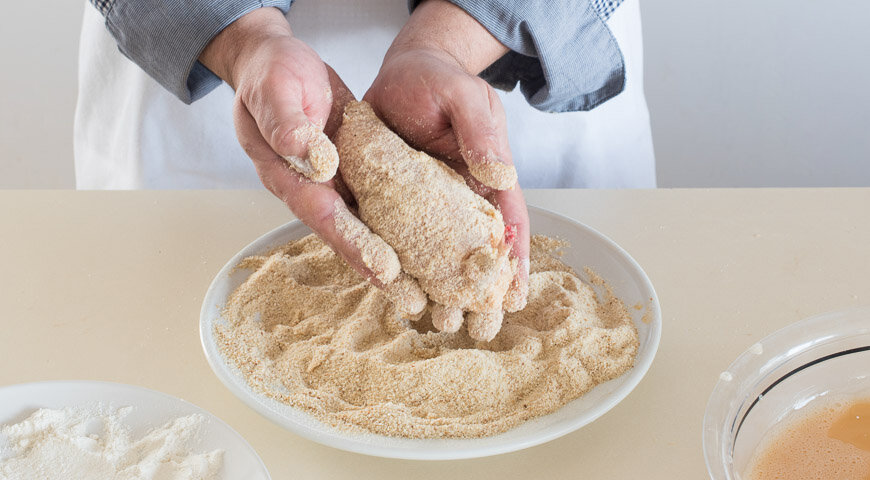 Панировка это. Панирование мяса. Мясо в панировке. Мучная панировка. Панирование котлет.