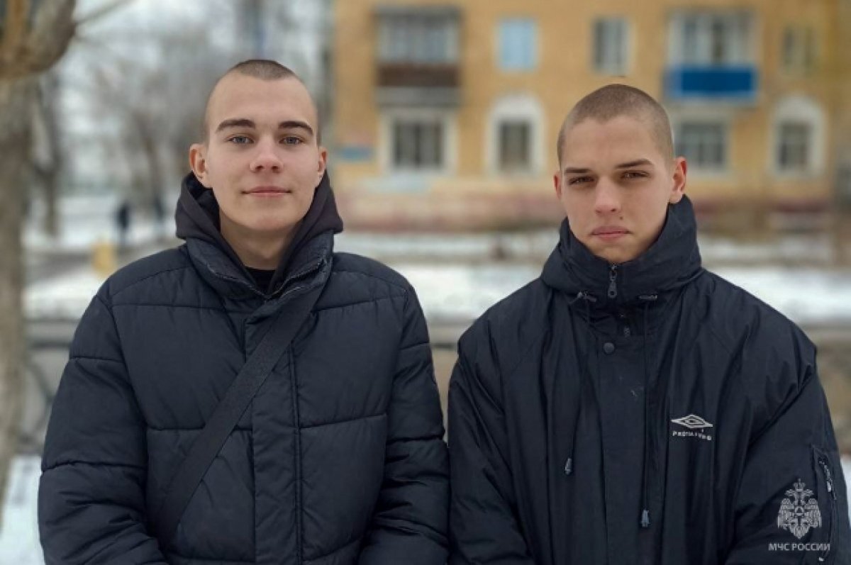   Тимофей и Максим вывели пенсионера из горящей квартиры.