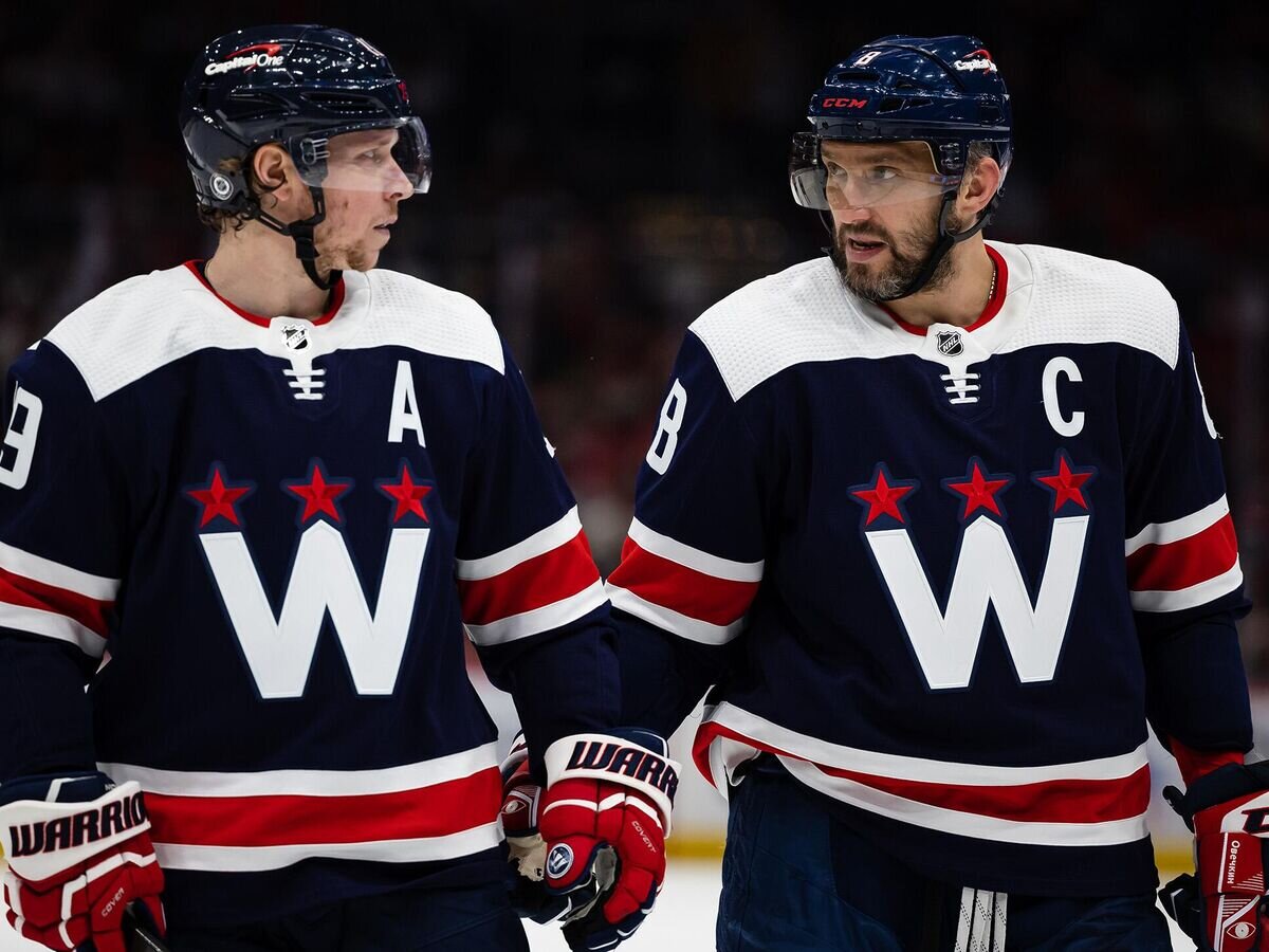    Хоккеисты "Вашингтон Кэпиталз" Никлас Бэкстрем и Александр Овечкин© Фото : nhl.com