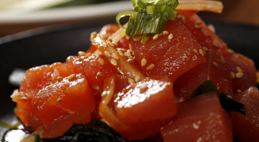 Сверху на рисовые вафли выкладывают тунец с острым соусом