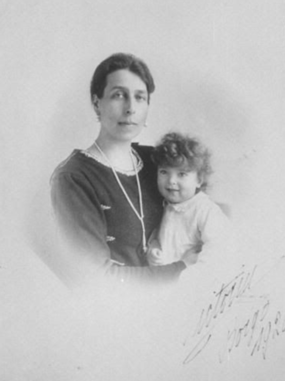 Великая княгиня Виктория Федоровна с сыном Владимиром, 1920г., фото из открытых источников