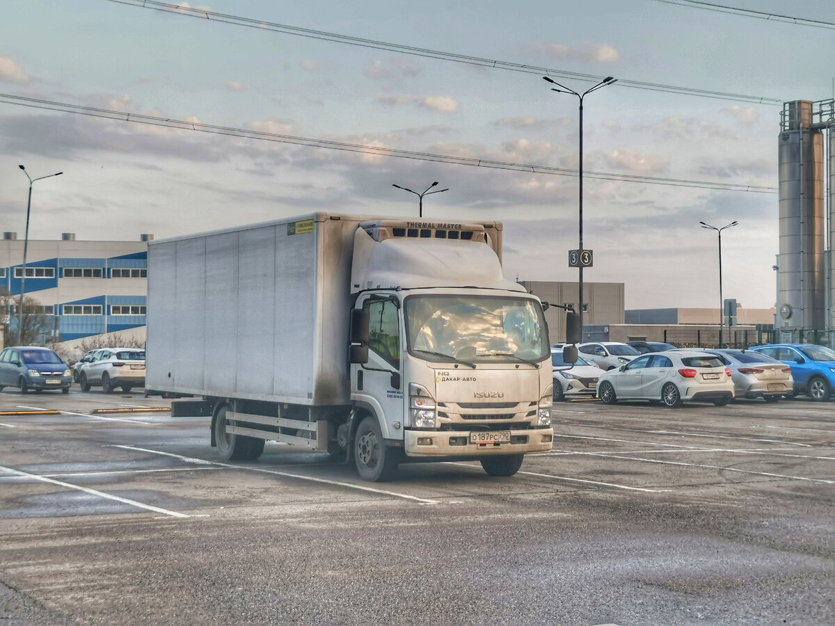 Фургон Isuzu NNR.