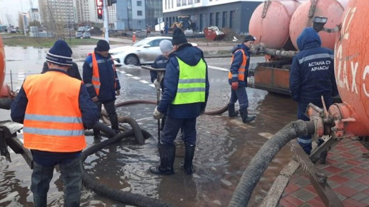 Улицу Мухамедханова в Астане затопило из-за аварии на водопроводе |  Bizmedia.kz | Дзен