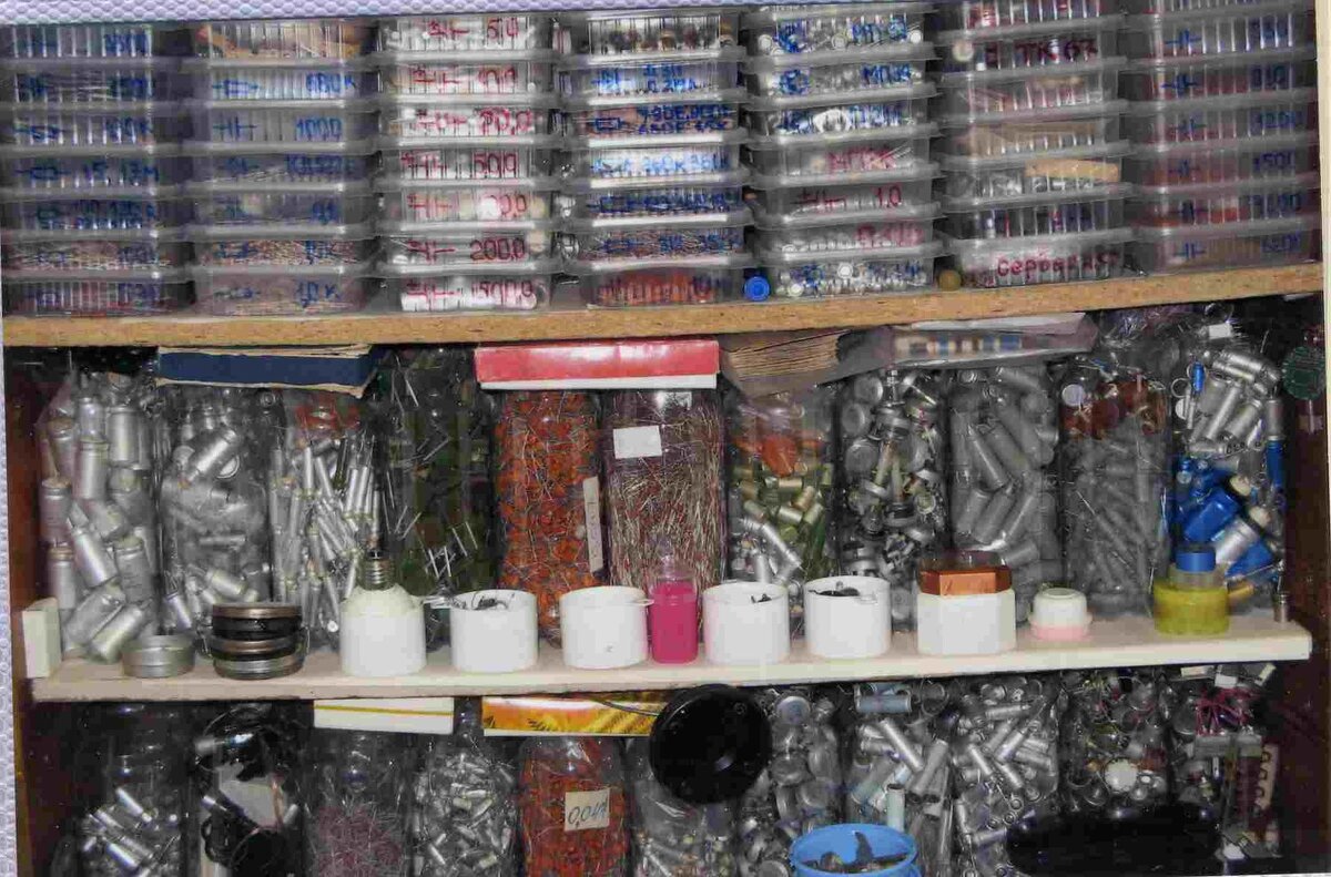 Это радиодетали кружка электроники школы 208. Все это отправлено "учителем" технологии Соколовым А.В. в подвал школы. Фото автора. 