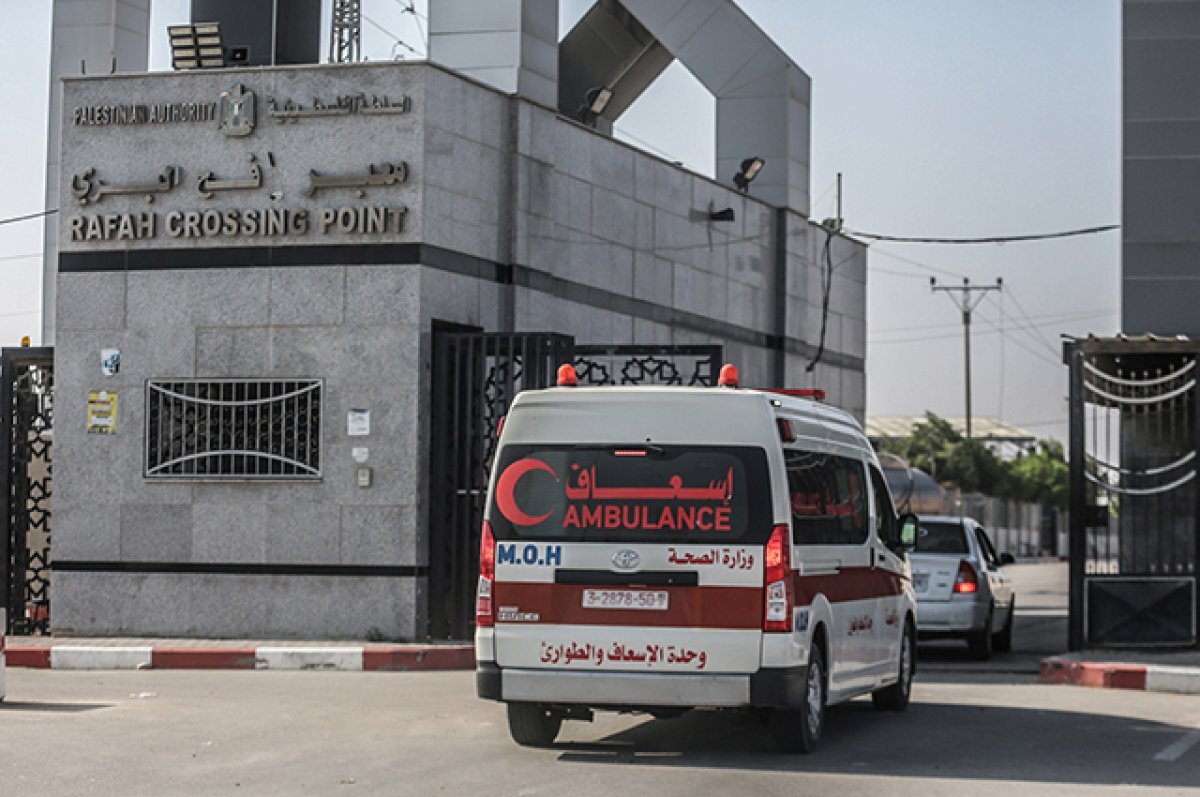    Застряли на КПП.