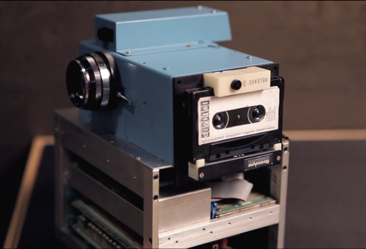 Первая цифровая компания. Первая цифровая камера Kodak 1975. Первая цифровая камера «Fuji DS-1p».
