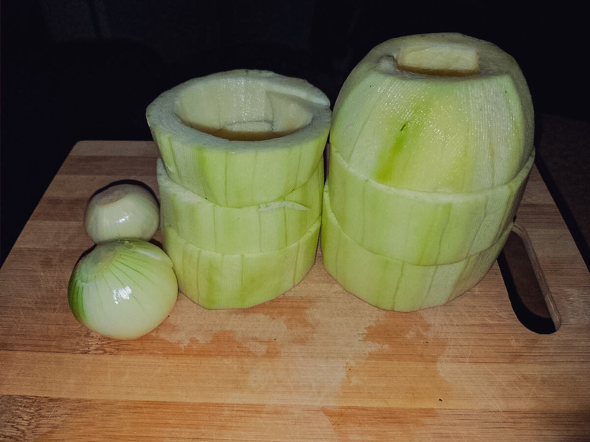 1. Очищаем кабачок от кожуры и мякоти. Также очищаем лук и морковь. 