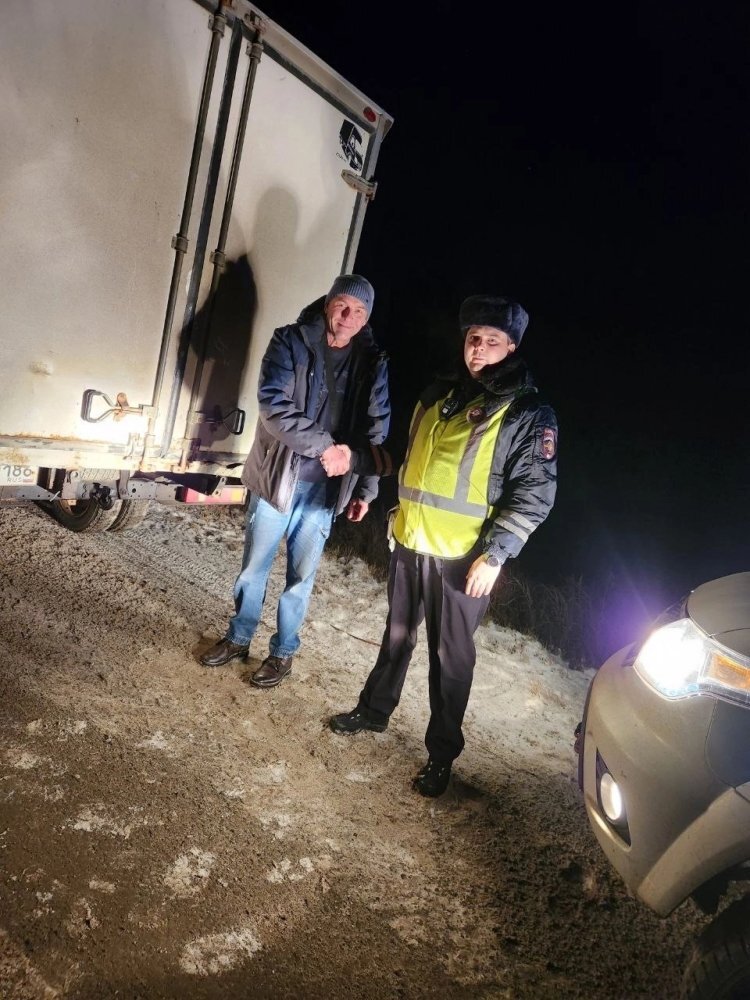    Госавтоинспекторы Октябрьского района Югры помогли замерзающему на трассе водителю
