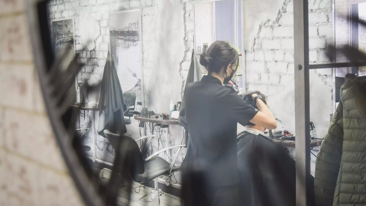     Цена на мужские стрижки в Ростове стала расти. Пока не везде, но тенденция очевидна. Ближе к Новому году стоимость поднимется в среднем на 10-15%, сообщил RostovGazeta мастер и директор барбершопа Иван Еременко.