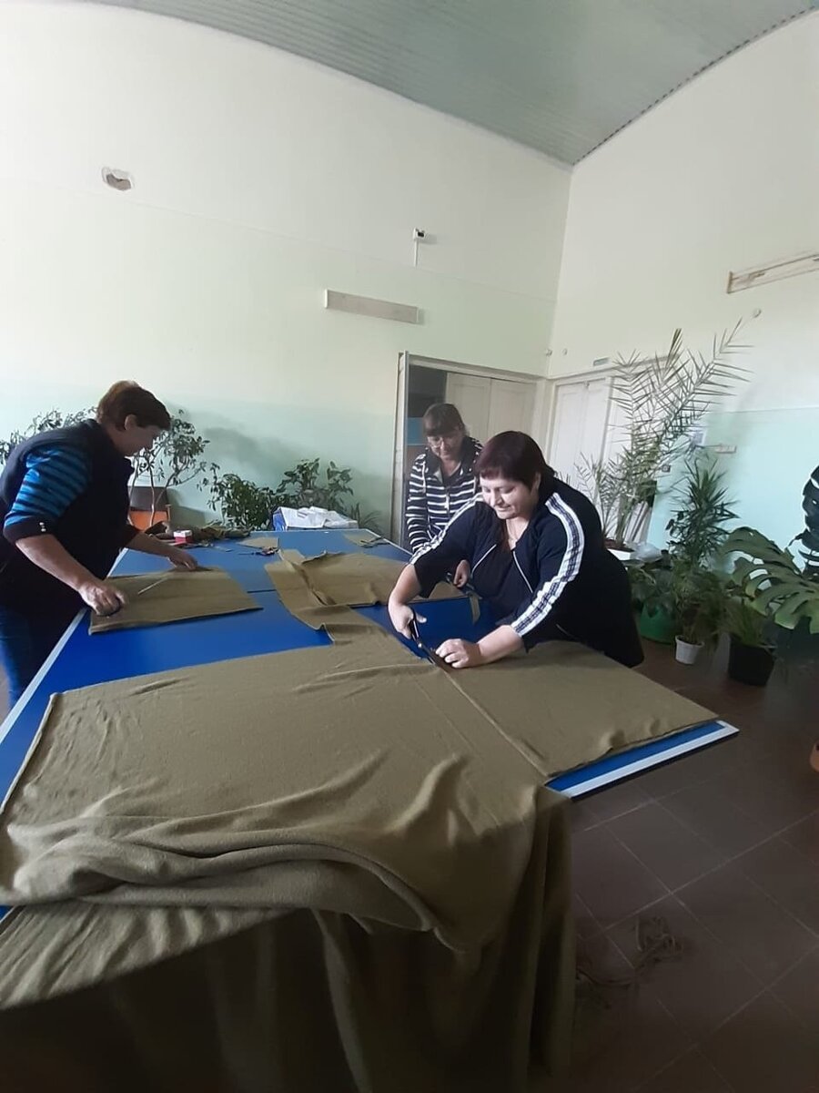  📷    Жительницы Первомайского района шьют теплую одежду и вяжут носки для бойцов СВО Кристина Просвиркина