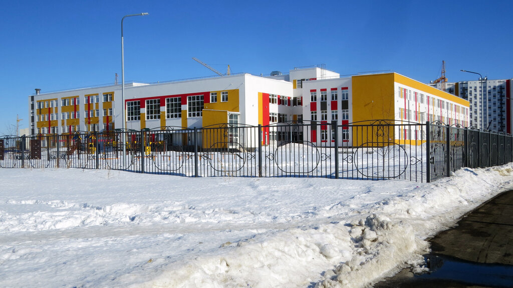 Гимназия 4 на ул. Вьюжная в Тюмени