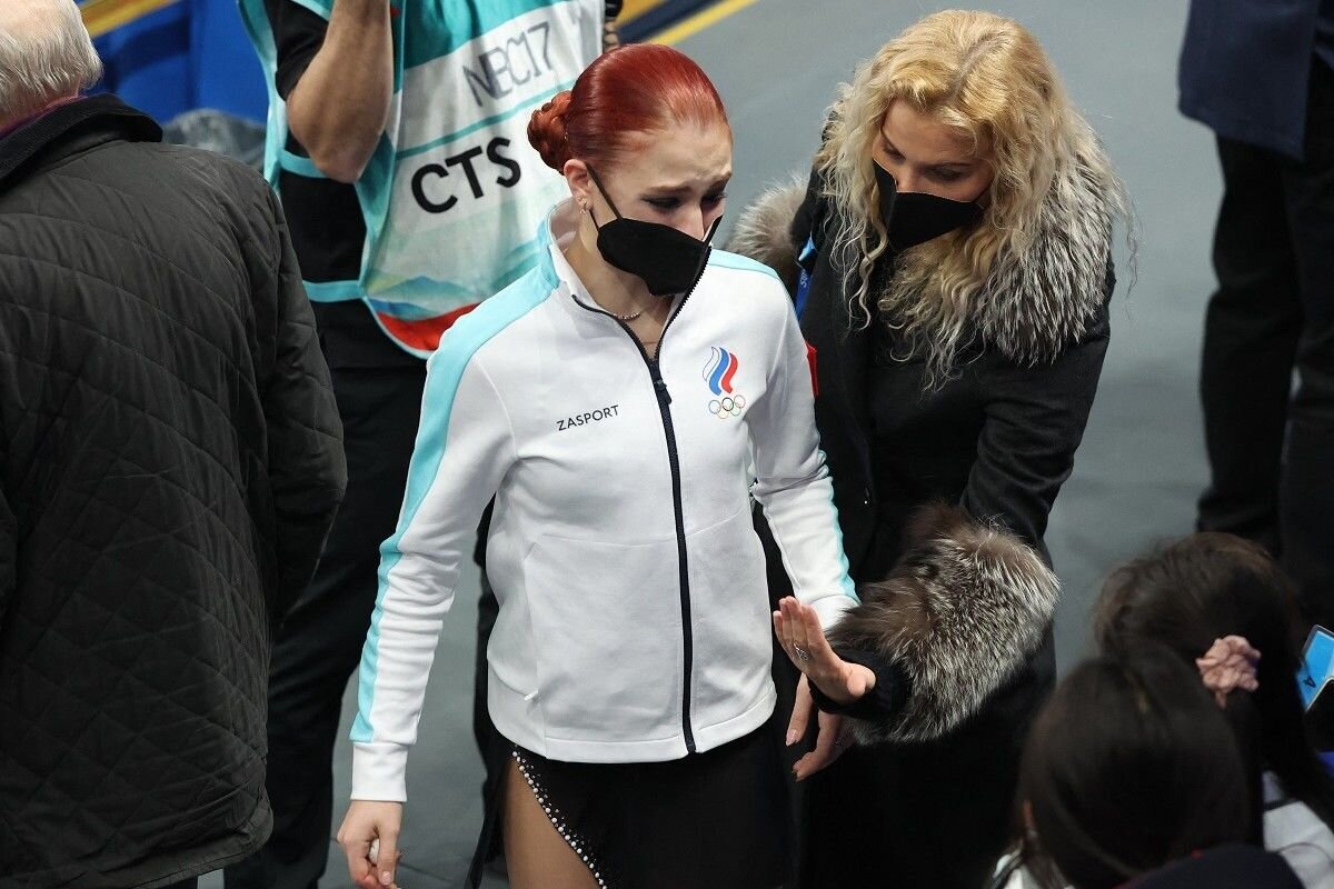 Трусова ушла из спорта. Трусова и Тутберидзе. Саша Трусова олимпиада истерика 2022. Александра Трусова и Тутберидзе. Саша Трусова и Этери Тутберидзе