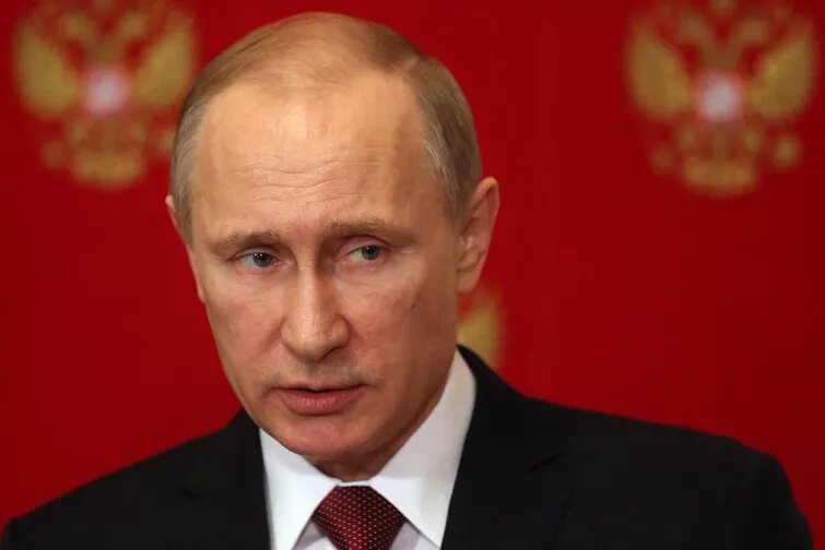 Появилось много слухов о возможной болезни — или даже смерти — президента России Владимира Путина. Центральные СМИ сообщают, что он, вероятно, заболел. Шутники в соцсетях используют хэштег #ПутинУмер и обсуждают, похоронят ли его топлесс — отсылка к его частым фото с оголенным торсом — и говорят, что скорее всего он не умер, потому что «это невыгодно». Наверняка Путин снова появится через пару дней, как ни в чем не бывало. Но это не первый раз, подобные слухи начинают циркулировать — и тот факт, что отмена Путиным нескольких встреч вызывает кучу домыслов намекает на скрытую правду о России и состоянии путинского режима. Эти слухи проистекают из страха и неопределенности касательно того, что будет после Путина. Никто не знает, кто придет к власти, если Путин умрет, заболеет или покинет свой пост по какой-нибудь другой причине. Эта нестабильность действительно угрожает России, несмотря на то, что слухи о его смерти, скорее всего, неправда. Почему Путин не появлялся с пятого марта?
Домыслы начали появляться в среду, когда Путин отменил визит в Казахстан. Анонимный источник в казахстанском правительстве заявил Reuters: «Выглядит так, будто он заболел». Вскоре Reuters сообщили, что Путин также изменил время встречи с представителями Южной Осетии — отделившегося региона Грузии, — которая была запланирована на 11 марта, однако её отложили на 18-е. Путин не появлялся на публике с пятого числа. Хотя Кремль выложил съемку встреч, датированных 10-м и 11-м марта, в Интернете активно обсуждается вероятность того, что они были сняты на прошлой неделе. Аналитики и энтузиасты из сети тщательно изучили видеоролики, заметив, что видимо, Путин носил один и тот же костюм несколько дней подряд, а также исследовали фотографии, чтобы разглядеть даты на настольном календаре в кабинете. Пресс-секретарь Путина Дмитрий Песков немедленно опроверг болезнь президента: «У него постоянно встречи. У него встречи сегодня, завтра. Я не знаю, какие из них будут публичными». Слухи о кончине Путина сильно преувеличены
Но слов Пескова оказалось недостаточно, чтобы прекратить циркуляцию сплетен. Теории, как шутливые, так и серьезные, начали появляться в сети и СМИ: У Путина был сердечный приступ! Путин восстанавливается после пластической операции! Путин занят расследованием убийства Бориса Немцова! Идея, что Путин запланировал пластическую операцию на неделю, когда он должен был провести несколько важных встреч, кажется маловероятной. И хотя действительно возможно, что он болен, в той же степени, вероятно, что он здоров, и не появляется на публике по другим причинам. Ханна Тобурн из The Brookings Institution сказала мне, что невозможно узнать настоящую причину его отсутствия.
«Все, что мы знаем — это то, что у него, возможно, грипп, или, быть может, он просто хотел провести время со своими дочками, или еще что-то. Точно сказать нельзя»Слухи о том, что Путин болен или получил травму появляются достаточно регулярно.
«Такие сплетни возникают все время», — считает Тобурн. «Путин болен? Может он то, может он это? Может у него была пластическая операция?»В 2012 году Путин отменил и перенес зарубежные визиты примерно на месяц. Президент Беларуси Александр Лукашенко тогда заявил, что Путин повредил спину во время тренировки по дзюдо и были слухи, что травма действительно серьезная. Но премьер-министр Дмитрий Медведев отрицал, что у Путина проблемы со спиной, и в конце концов президент снова появился на публике.Правда, стоящая за слухами: они показывают пугающую слабость российского государства
Скорее всего, это просто домыслы, но это не значит, что они неактуальны. Они говорят о нервозности россиян о том, что случится, если Путин действительно окажется недееспособен. Ведь власть настолько централизована вокруг него, что не может быть никакого запасного плана на тот случай, если он и в сама деле больше не сможет управлять страной. Правительство, которое строится на здоровье одного-единственного человека становится очень хрупким, и эта хрупкость — эта слабость — пугает. Исследователь из Питтсбургского Университета Шон Гиллори по электронной почте объяснил, что эти слухи «говорят о многом» в том плане, что они «одновременно возбуждают и желания, и страхи многих людей». Некоторые россияне, может быть, и хотят, чтобы Путин ушел, — но боятся: «а кто тогда придет после него?»Тобурн согласилась с этим. Она говорит, что слухи «возвращают нас к проблеме единственной центральной фигуры» в российском правительстве. Она отметила, что если бы американский президент или немецкий канцлер вдруг заболели, или у них случился бы сердечный приступ, то все равно существуют другие механизмы передачи власти и инструменты правительства, чтобы выполнять определенные функции, пока не найдется замена. Но в России на данный момент «этого нет». Что показывает определенную хрупкость системы, которая немного пугает росссиян.Это очень серьезная проблема.
«Если и система, и национальная целостность государства сконцентрированы вокруг одного человека, будь то царь, или Путин, или какой-то другой руководитель, то это может быть очень опасно», — пояснила Тобурн. И если система так централизована, но нет установленной системы передачи власти, то «она сама по себе нежизнеспособна в долгосрочной перспективе»Почему российская политика сосредоточена вокруг одного человека?
С момента прихода к власти в 2000 году, Путин и его соратники в Кремле намеренно заставляли политическую оппозицию молчать. Как объяснил мне в интервью несколько месяцев назад специалист по российской политике Марк Галеотти, президент «ревнует к власти». Именно поэтому он не назначил себе преемника из числа своих союзников, так как не хочет наделять таким влиянием кого-то еще. Как выразился Галеотти, «для карьеры нет ничего хуже, чем считаться преемником Путина». И хотя на поверхность периодически всплывали фигуры оппозиционеров, это, по большей части, были одиночки, которые достигли высот в других сферах: например, ставший активистом олигарх Михаил Ходорковский или чемпион по шахматам Гарри Каспаров. Они разобщены — скорее диссиденты, нежели реальная политическая оппозиция. Является ли передача власти главной политической слабостью России?
Гиллори объясняет, что передача власти — это давняя слабость российской системы. Еще в царские времена и в советскую эпоху у России были «исторические проблемы с наследованием, особенно если преемник не был назначен лидером заранее». В результате процесс передачи власти приводил к политической нестабильности и иногда даже к вспышкам насилия. Нынешние слухи о местонахождении Путина, предполагает Гиллори, «ведут к факту, о котором россияне знают и которого боятся». И сегодня в России нет четкого плана передачи власти. Технически, разумеется, он есть: премьер-министр Дмитрий Медведев возьмет на себя обязанности Путина в случае, если он вдруг умрет или станет недееспособным. Но вопрос не в том, кто займет пост Путина, а в том, кто возьмет на себя его роль: к кому на самом деле перейдет власть после Путина. Ответа на этот вопрос пока нет. Это серьезный источник политической нестабильности в России, который, в отличие от слухов, заслуживает серьезного внимания. Легко принять личный контроль Путина за рычагами власти за признак силы — в конце концов, он выглядит весьма могущественным лидером. Но для России это слабость. А значит, для остального мира и для россиян это потенциальный источник нестабильности и опасности. Оригинал: Vox
