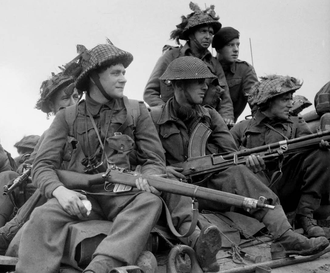 Британские пехотинцы (сзади с трофейным немецким пистолетом-пулеметом).