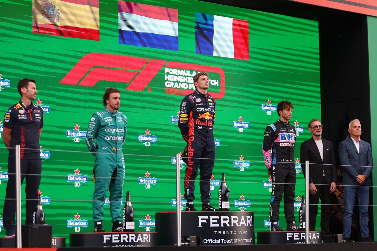 Фернандо Алонсо на подиуме Гран При НидерландовФото: Red Bull Content Pool  📷
