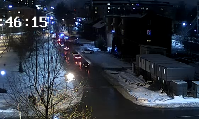    Пламя до небес охватило дом в Петрозаводске, видео из видео в паблике «Подслушано в ПТЗ | Петрозаводск» / ВК