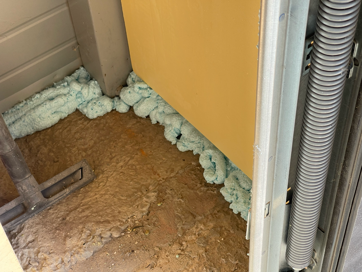 Запенил все лазы что нашел