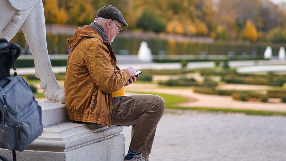    Как обезопасить пожилых людей от телефонных мошенников: совет психолога© Unsplash / Энтони Фомин