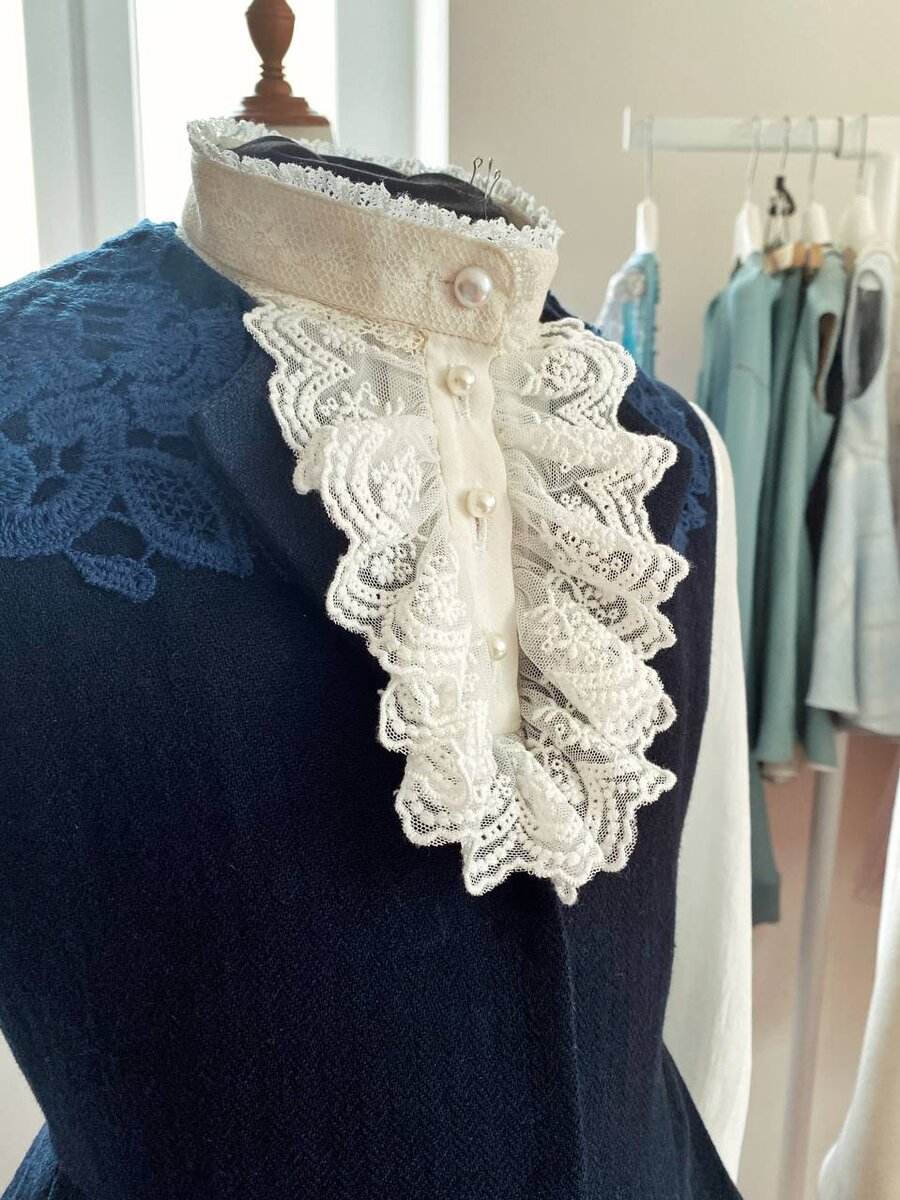 Жилет с ажурным жабо