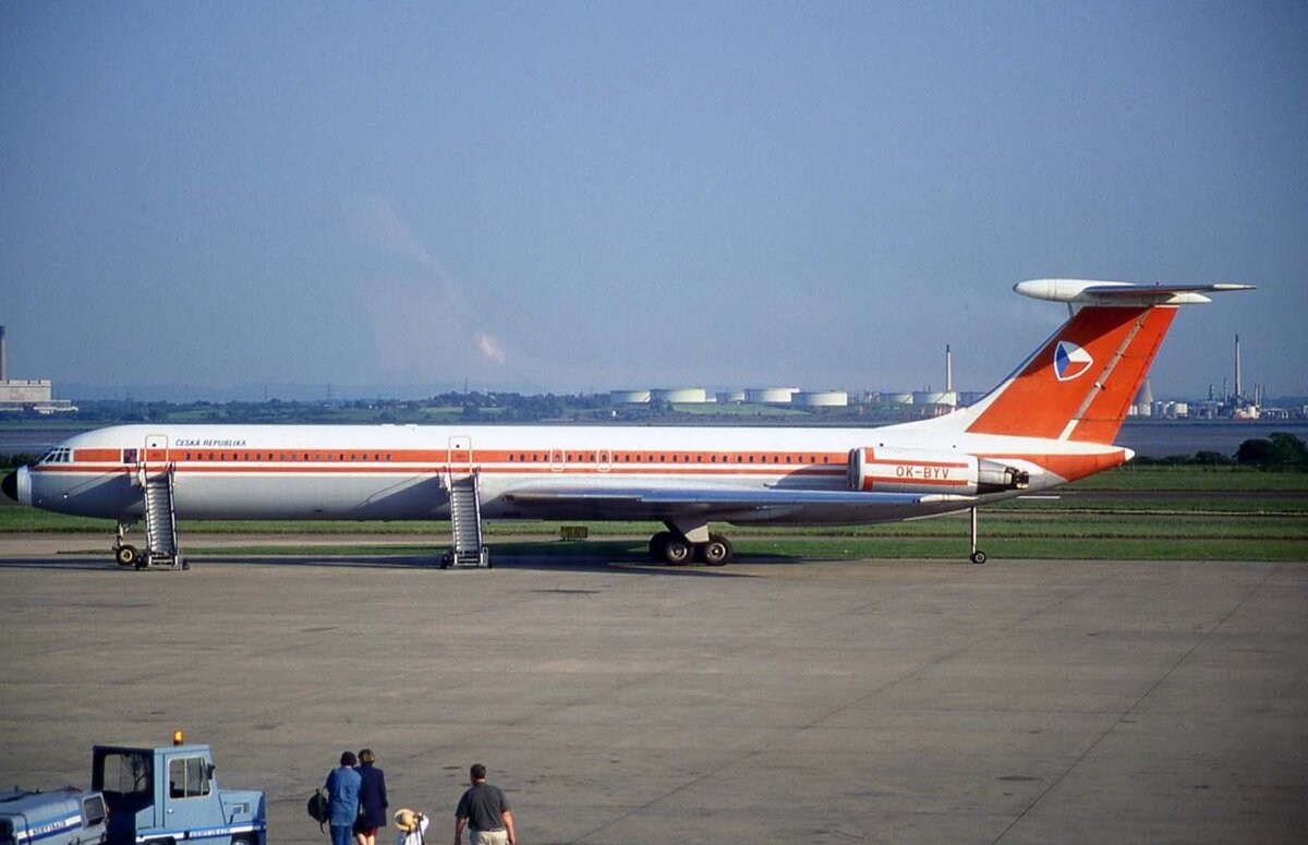 Продолжаю публиковать небольшую подборку фотографий Ил-62 в разных авиакомпаниях. Чехословацкий правительственный борт. Летал с 1988 года. в 1993 продан чешской "Georgia Air Prague".