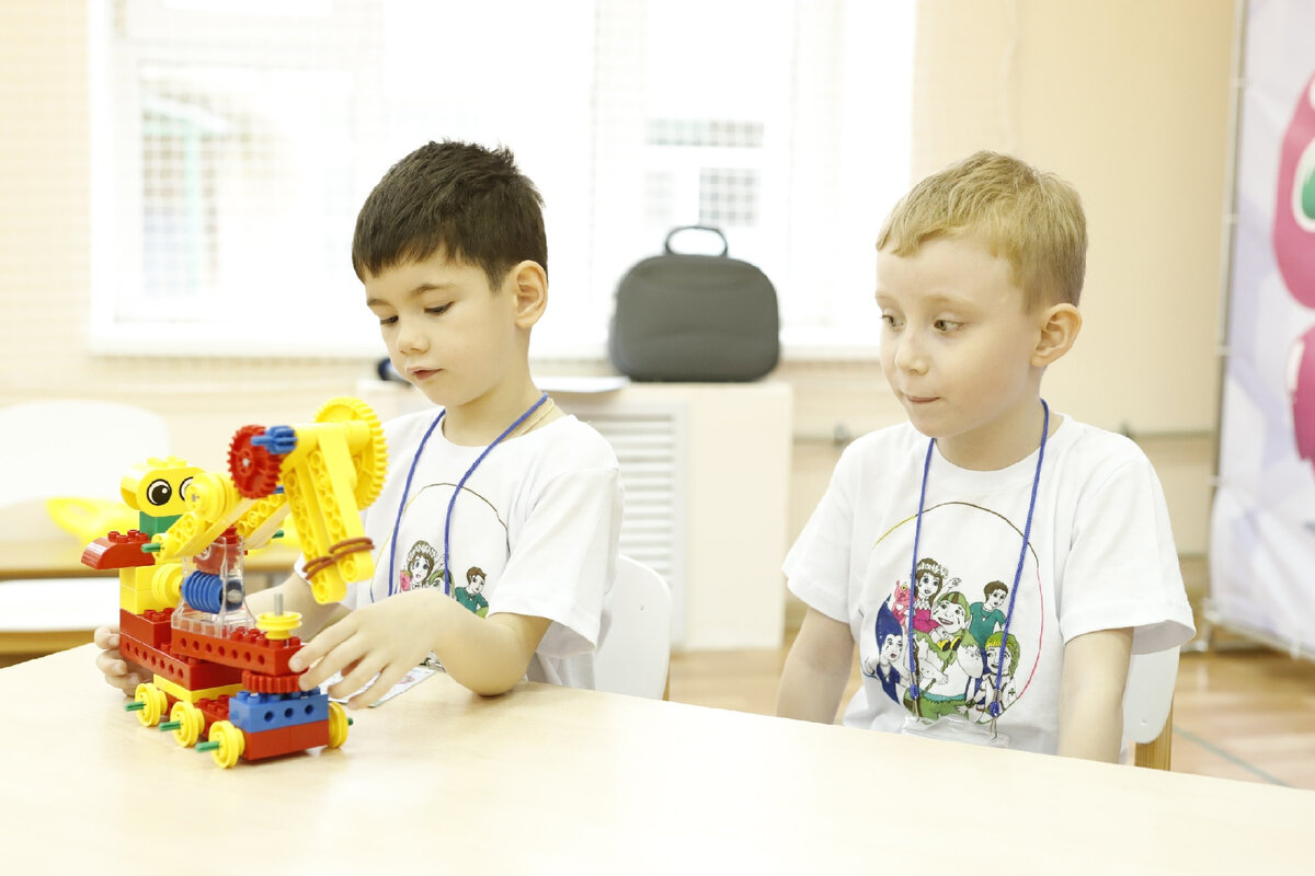 Уже в третий раз событие собирает со всей страны представителей дошкольных образовательных учреждений, готовых побороться за звание самых умных, изобретательных и экологичных. 

Дети создавали сказки на тему охраны окружающей среды,
придумывали концепт-проекты устройств для решения экологических проблем и создавали программы для роботов.
