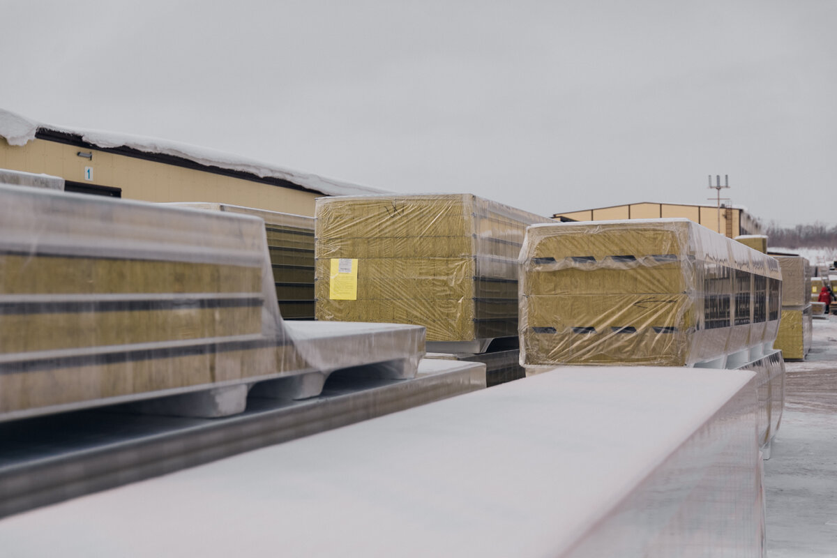 Сэндвич-панели – современный и удобный стройматериал.