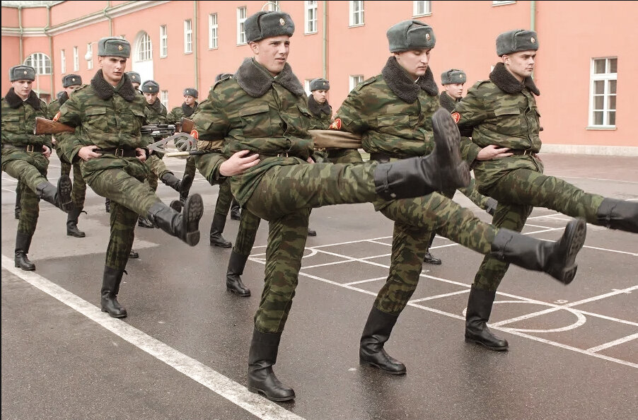 Проходил срочную. Строевая подготовка в армии. Солдаты на строевой. Строевой шаг в армии. Строевая подготовка Юнармии.