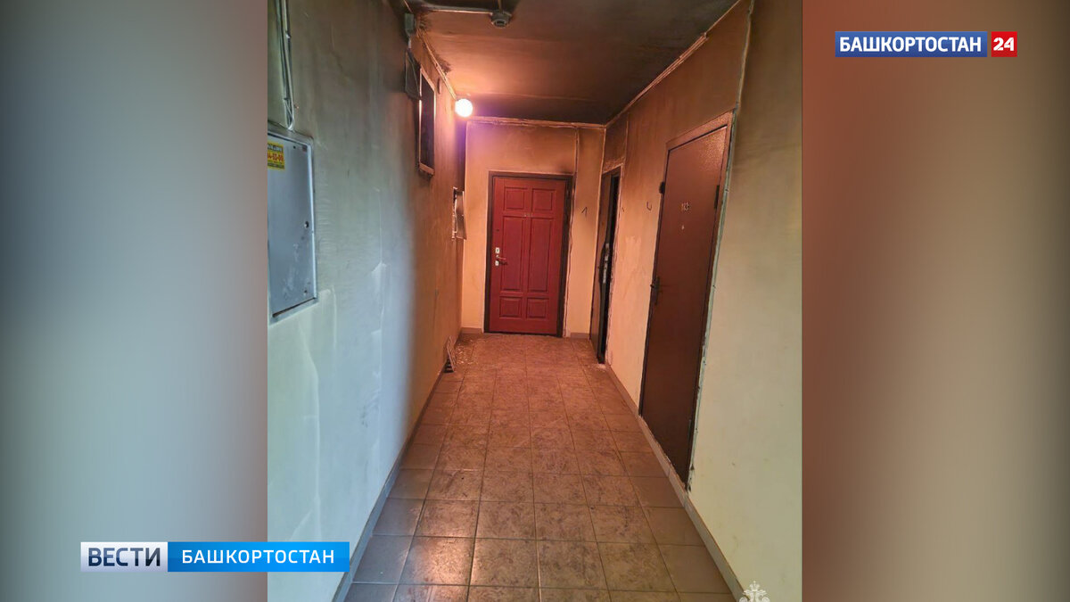    В Уфе пожарные вскрыли дверь в полыхающую квартиру и спасли ребенка