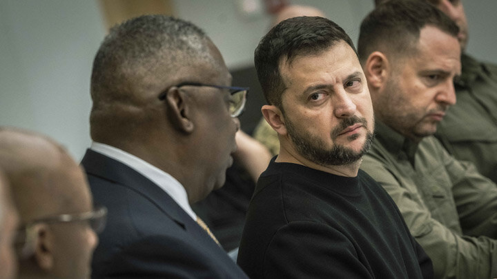 КАК БЫ ЖАЛОБНО ВЛАДИМИР ЗЕЛЕНСКИЙ НЕ СМОТРЕЛ НА ЛЛОЙДА ОСТИНА, ВЫПРАШИВАЯ ДЕНЬГИ И ОРУЖИЕ, ЭТО ЕМУ ВРЯД ЛИ ПОМОЖЕТ. США УСТАЛИ ОТ УКРАИНЫ. ФОТО: CHAD MCNEELEY/DOD/GLOBAL LOOK PRESS