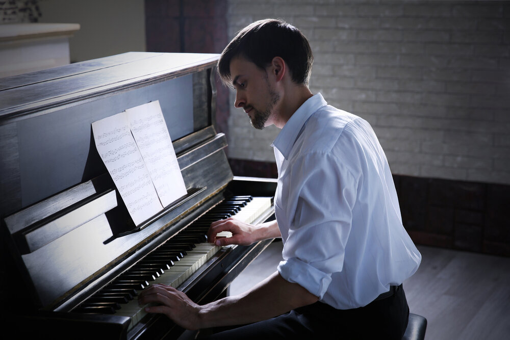 When playing the piano. Пианист референс. Пианист за фортепиано. Человек за фортепиано. Человек за пианино.