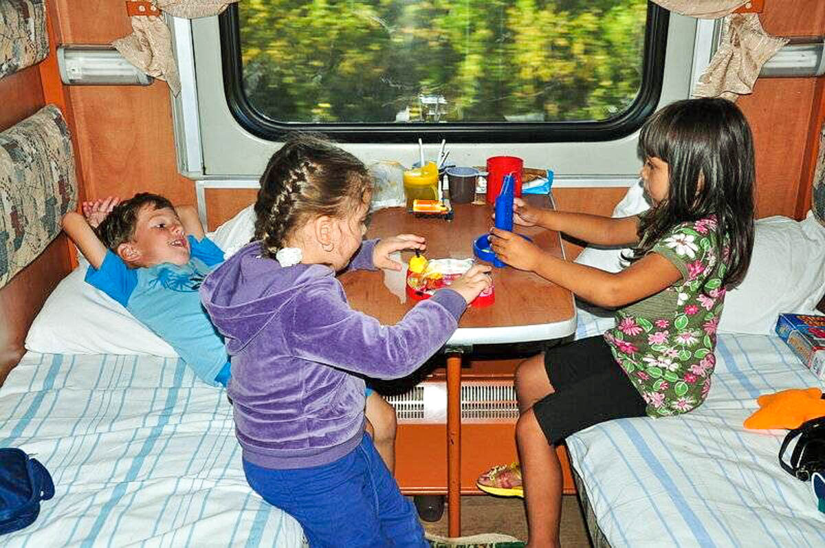 Есть ли скидка детям в купе. Поездка на поезде с детьми. Путешествие на поезде семьей. Дети в купе поезда. Детское путешествие на поезде.