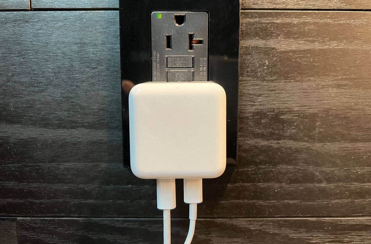    Не оставляйте зарядку в розетке во избежание механических повреждений